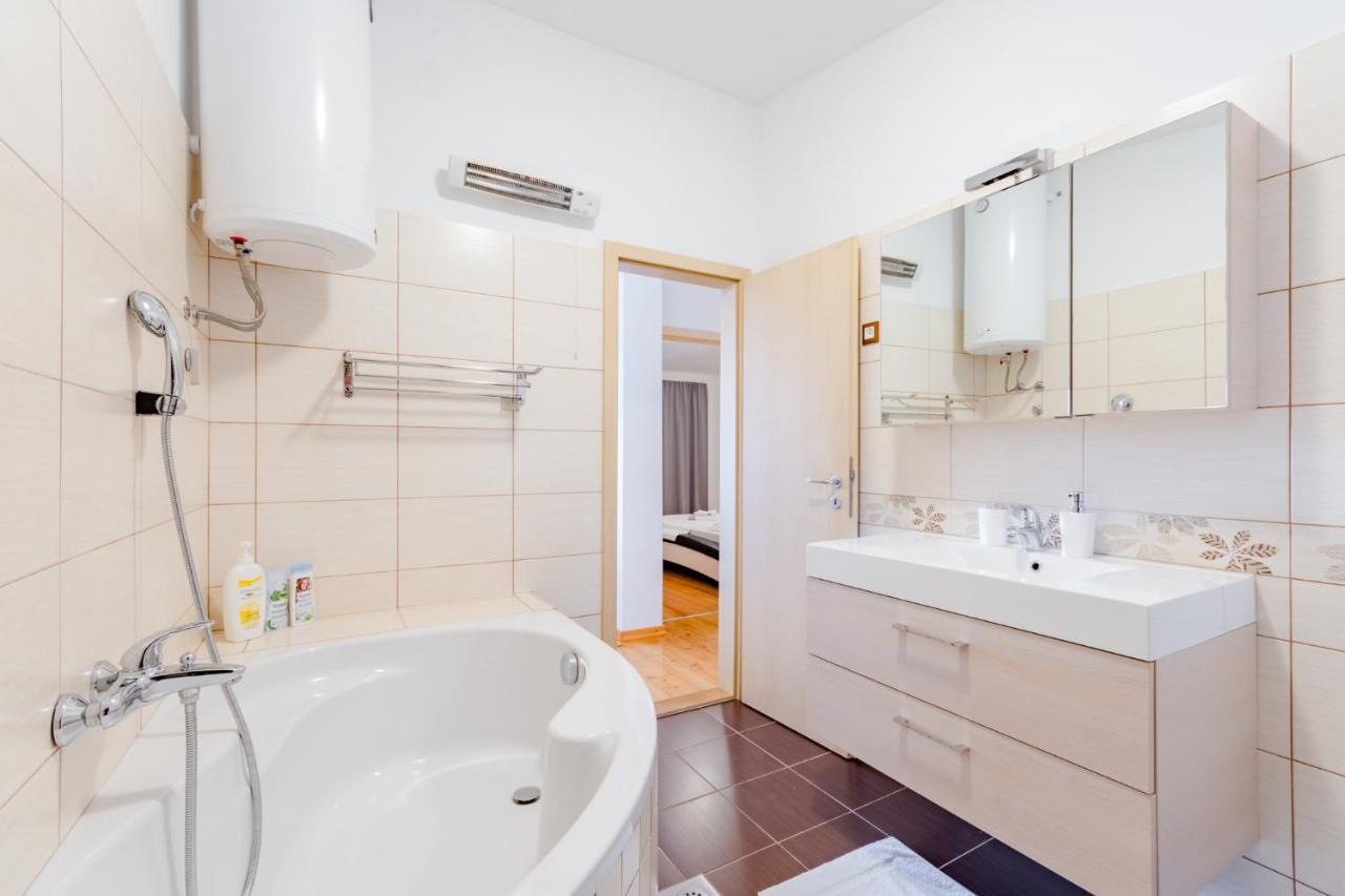 Apartments Flor De Lis Podstrana Ngoại thất bức ảnh